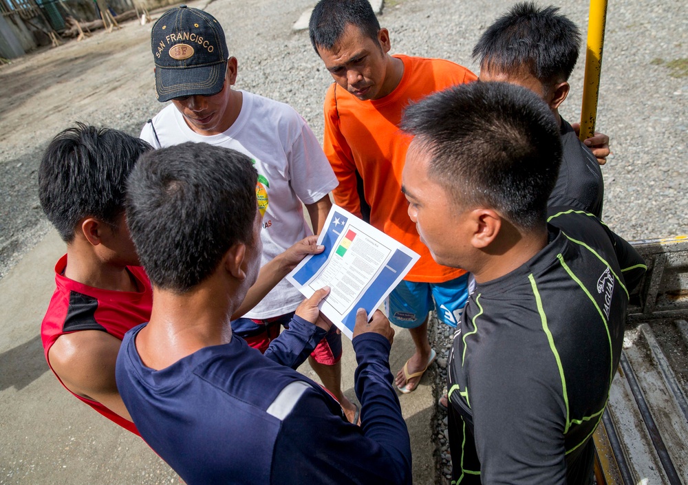 US Coast Guard, Philippine emergency responders hold rescue swimmer training