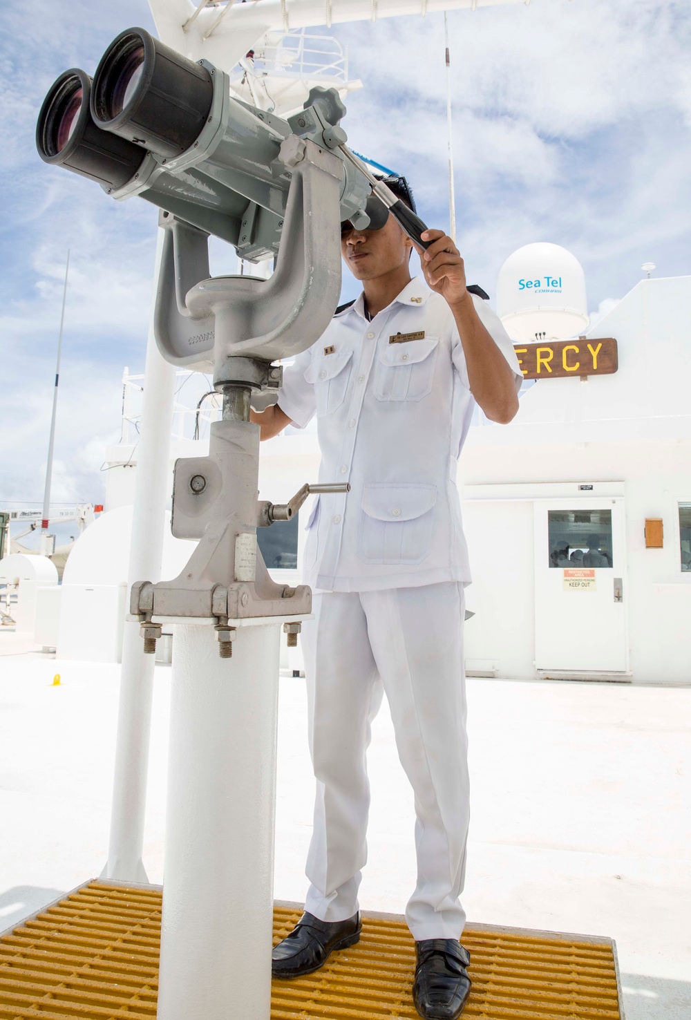 Filipino Maritime cadets tour USNS Mercy during Pacific Partnership