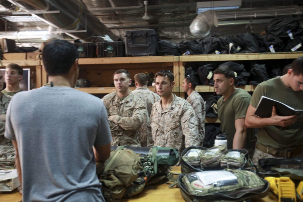 U.S. Marines Recon, Air Force pararescuemen learn from each other