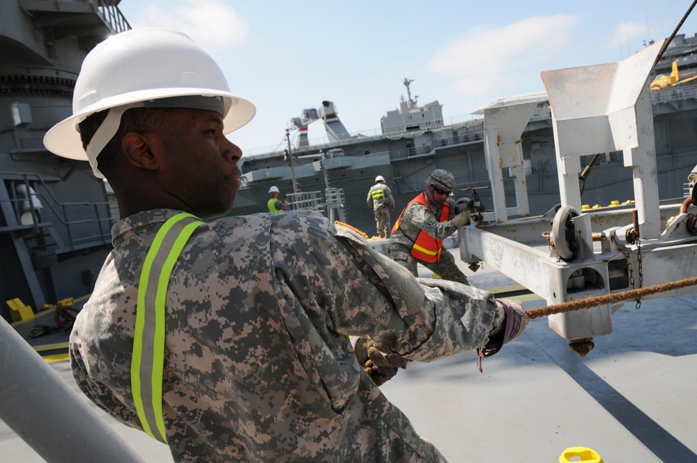 Army Reserve Soldiers conduct harbor and seaport operations training