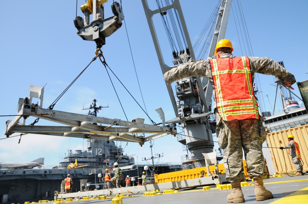 Army Reserve Soldiers conduct harbor and seaport operations training