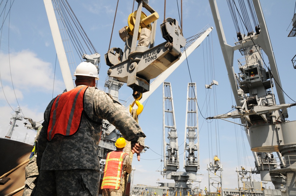 Army Reserve Soldiers conduct harbor and seaport operations training