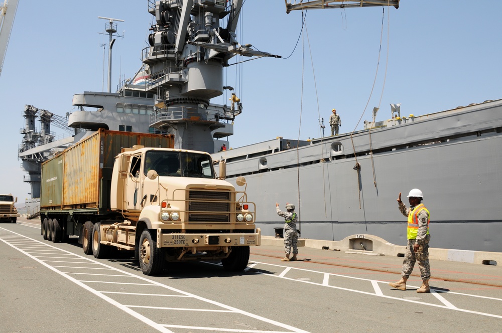 Army Reserve Soldiers conduct harbor and seaport operations training