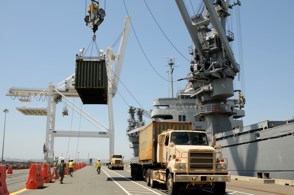 Army Reserve Soldiers conduct harbor and seaport operations training