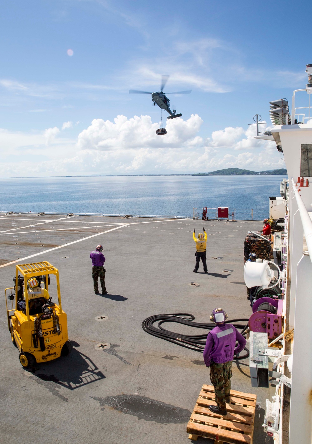 MH-60S conducts vertical replenisment aboard USNS Mercy