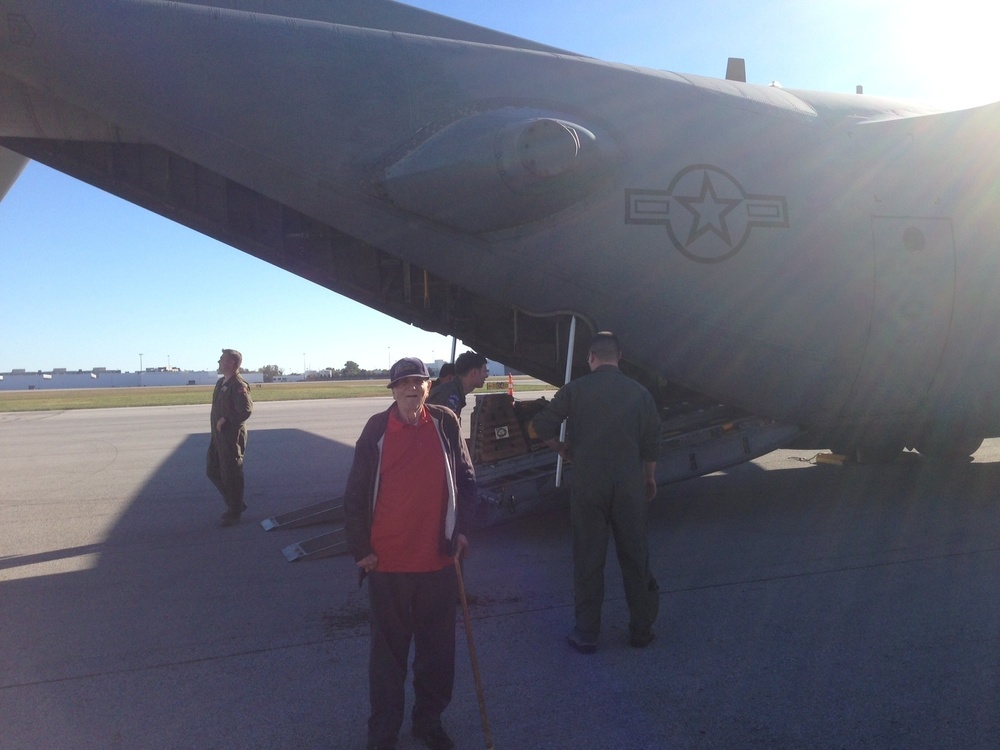 91-year-old paratrooper visits flight crew