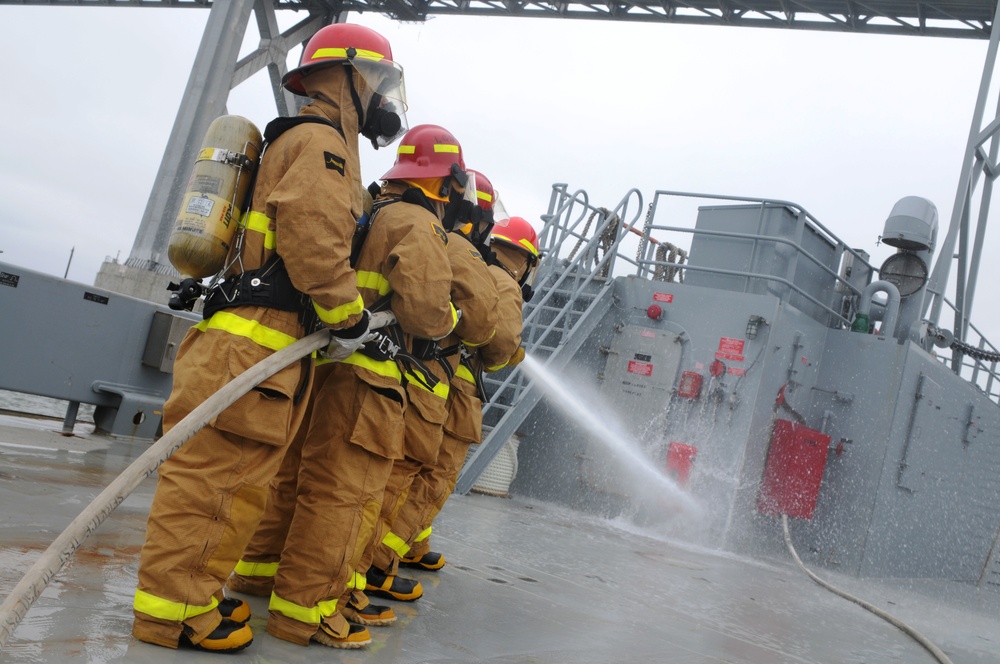 Army Reserve Soldiers conduct harbor and seaport operations training