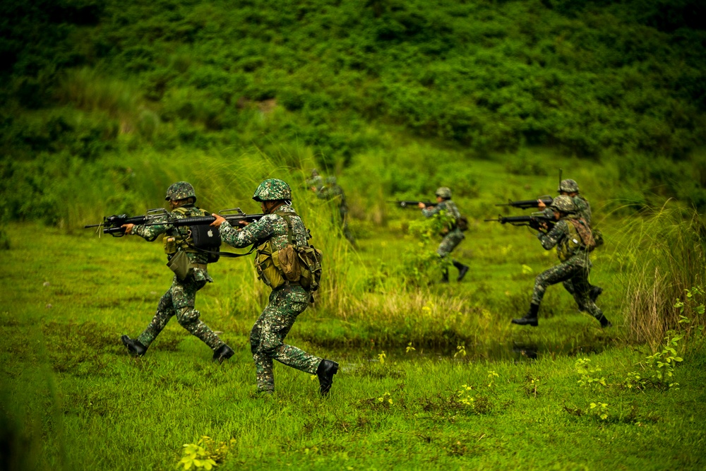 US Marines airlift Philippine forces through assault exercise