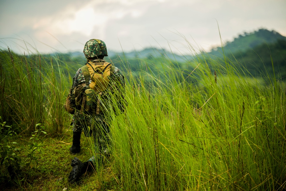 US Marines airlift Philippine forces through assault exercise