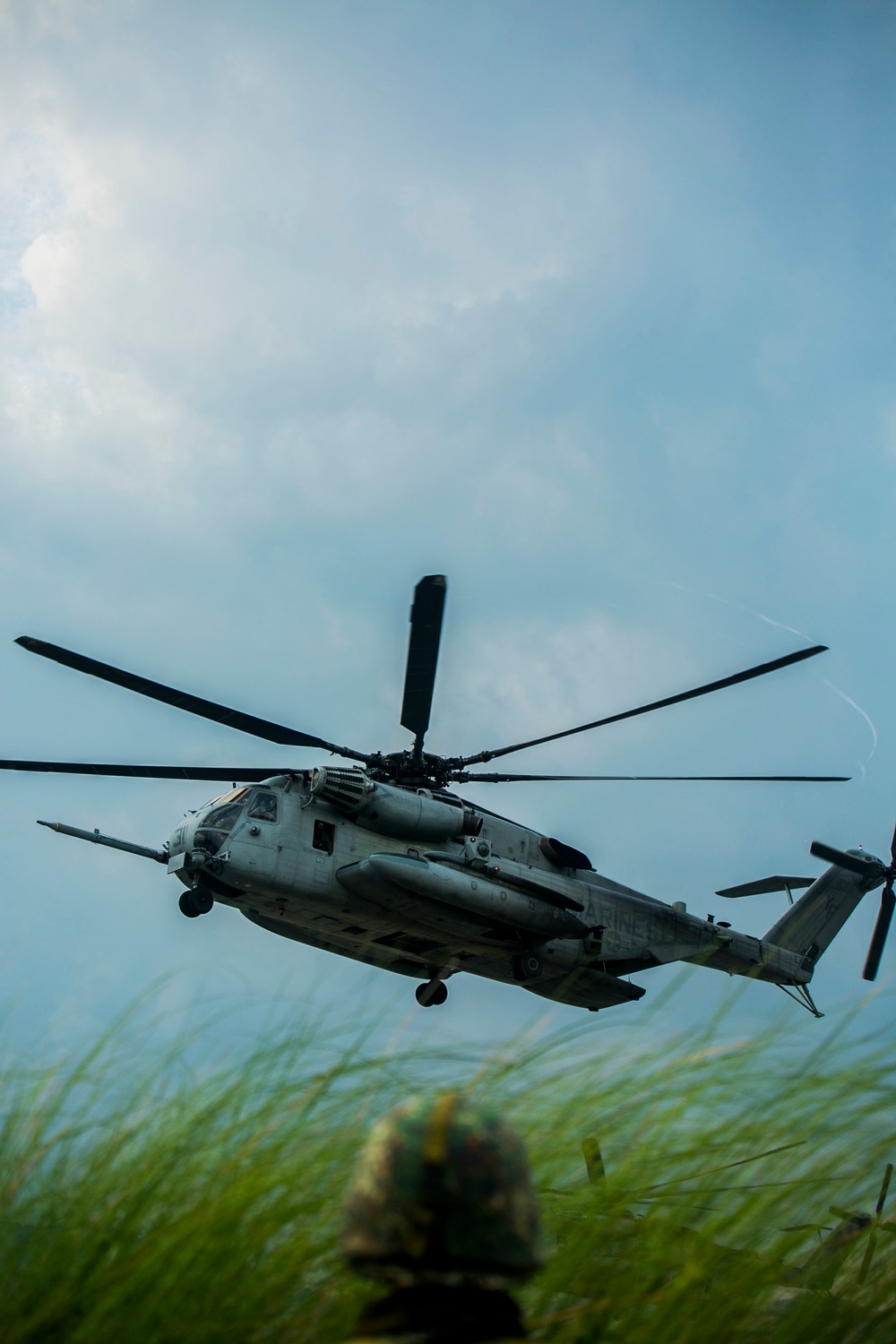 US Marines airlift Philippine forces through assault exercise