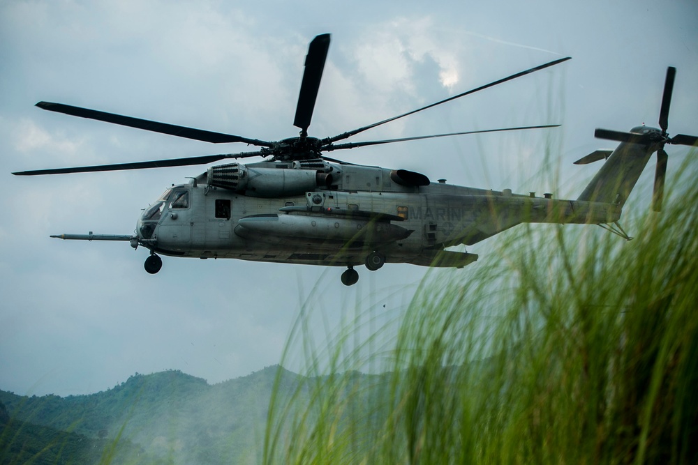 US Marines airlift Philippine forces through assault exercise