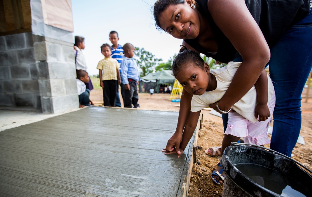 U.S. Marines with SPMAGTF-SC reconstruct school in Puerto Lempira, Honduras