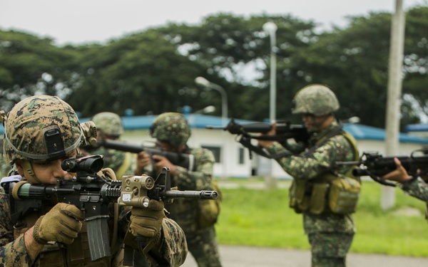 U.S. Marines train Philippine Marine Corps