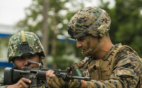 U.S. Marines train Philippine Marine Corps