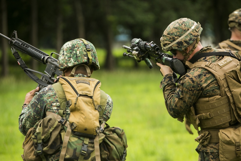 U.S. Marines train Philippine Marine Corps