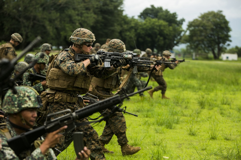 U.S. Marines train Philippine Marine Corps