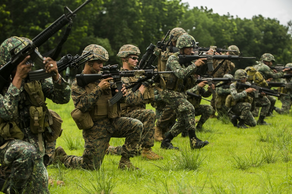 U.S. Marines train Philippine Marine Corps