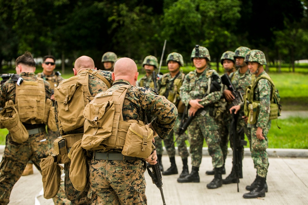 U.S. Marines train Philippine Marine Corps