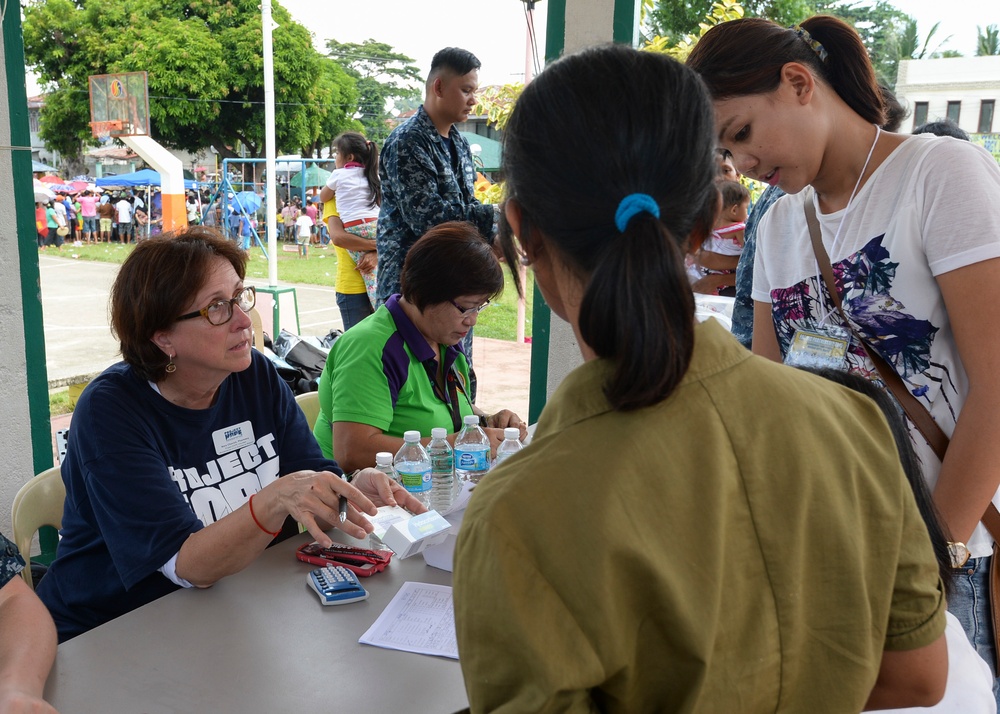 Project Hope volunteer participates in a community health engagement in Roxas City during Pacific Partnership 2015