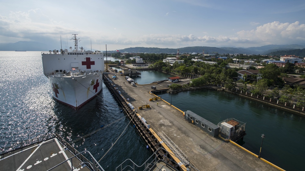 USNS Mercy arrives at Subic Bay, Philippines, during Pacific Partnership 2015