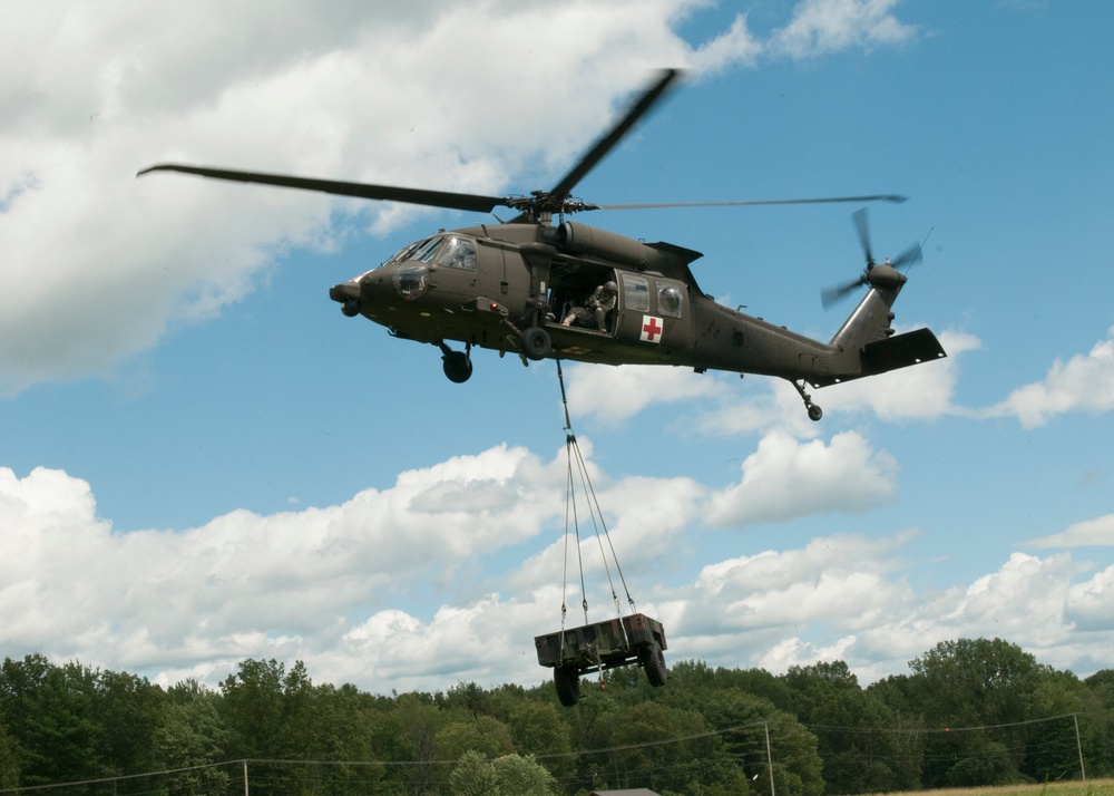 Soldiers conduct sling load training