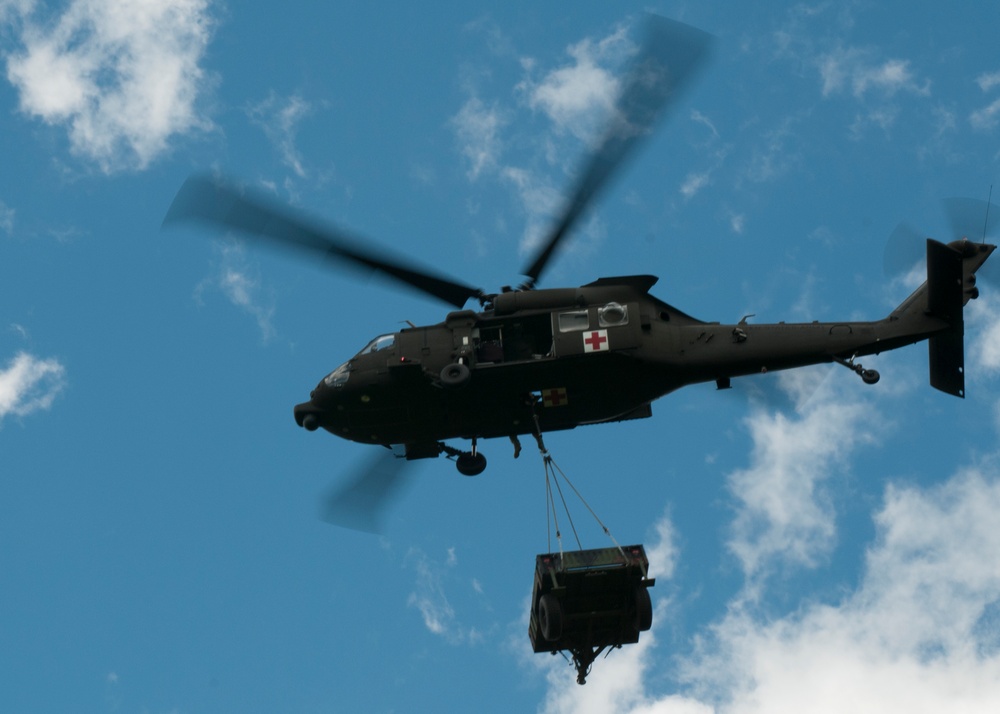 Soldiers conduct sling load training