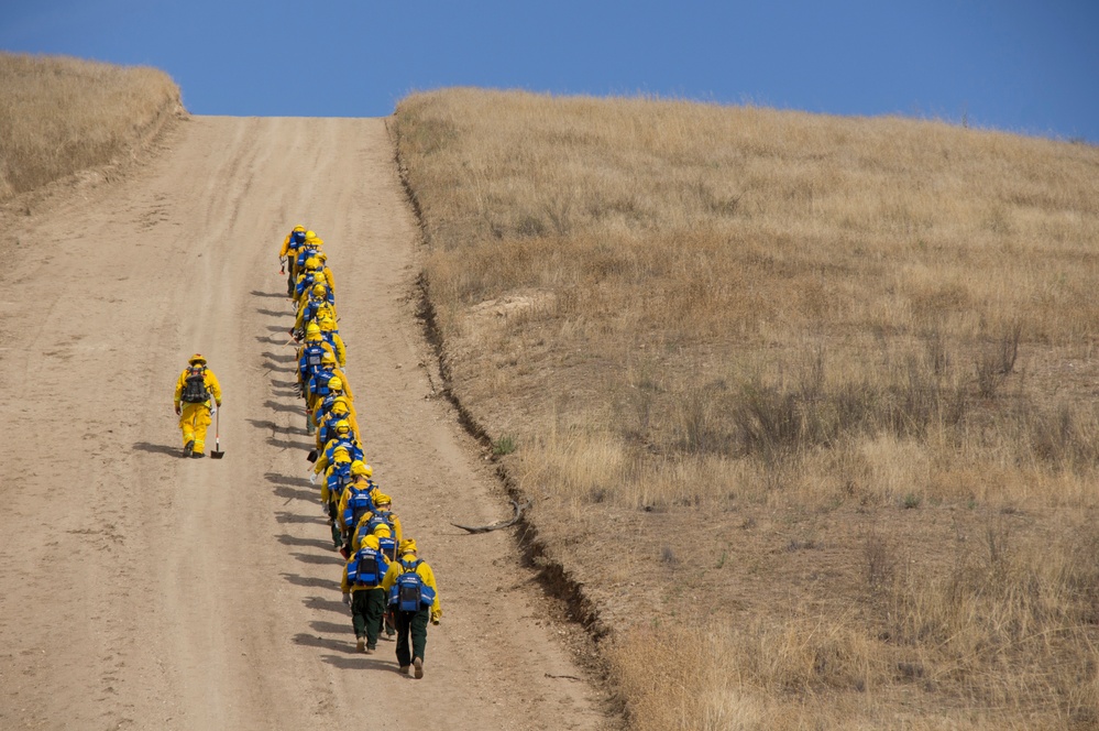 California Soldiers do hand crew training