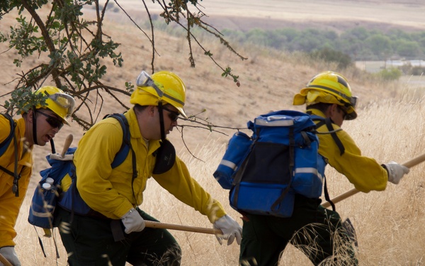California Soldiers do hand crew training