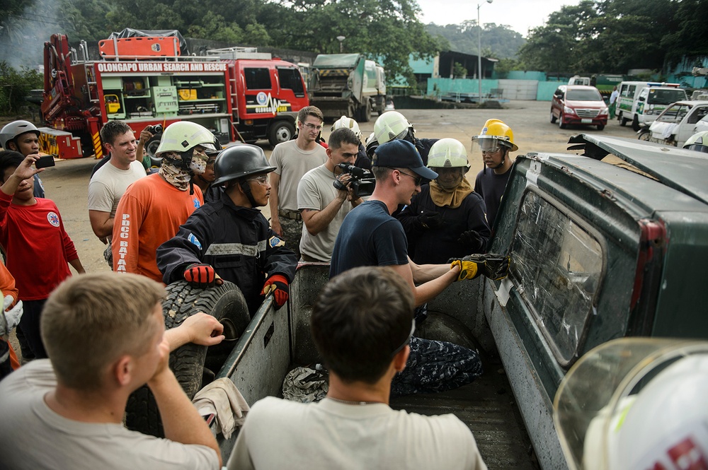 Urban search and rescue training during Pacific Partnership 2015