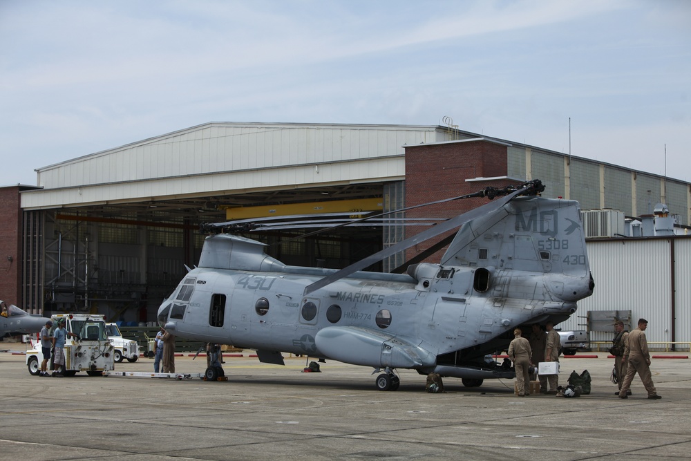 DVIDS - News - CH-46E Sea Knight to make final air show flight