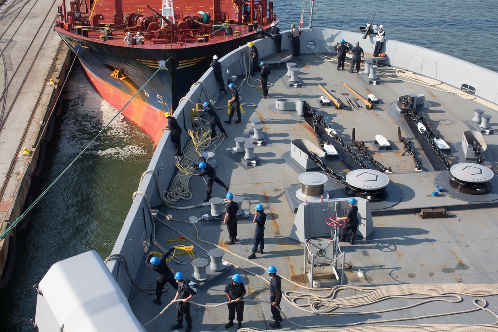USS Arlington pulls into port