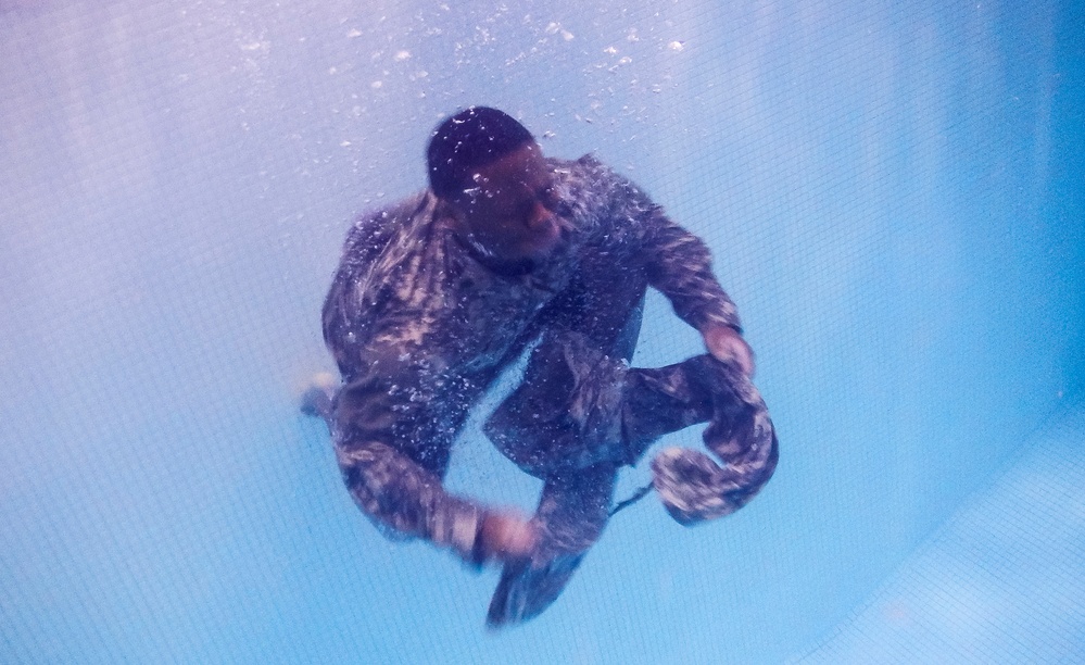 Soldiers conduct water survival training