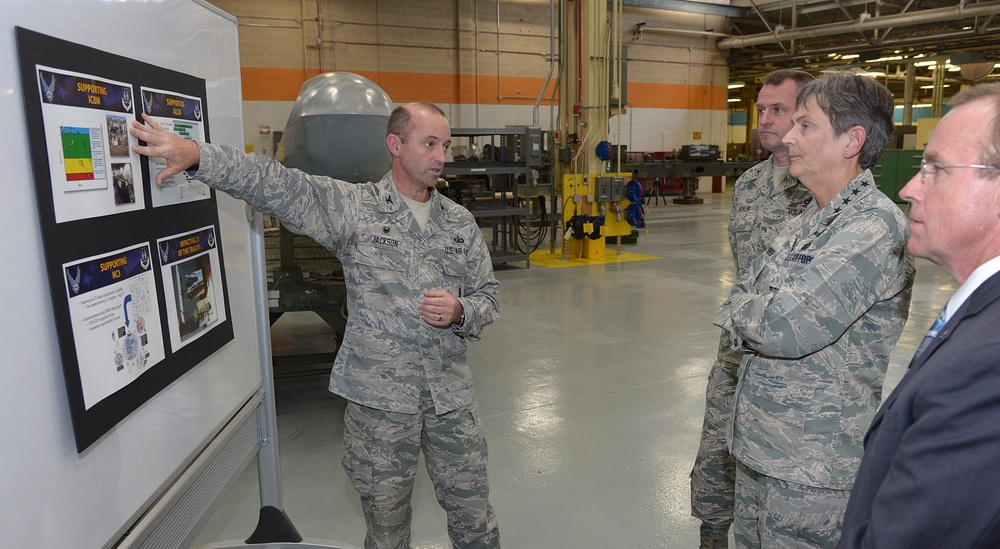 Gen Ellen Pawlikowski, AFMC/CC visit