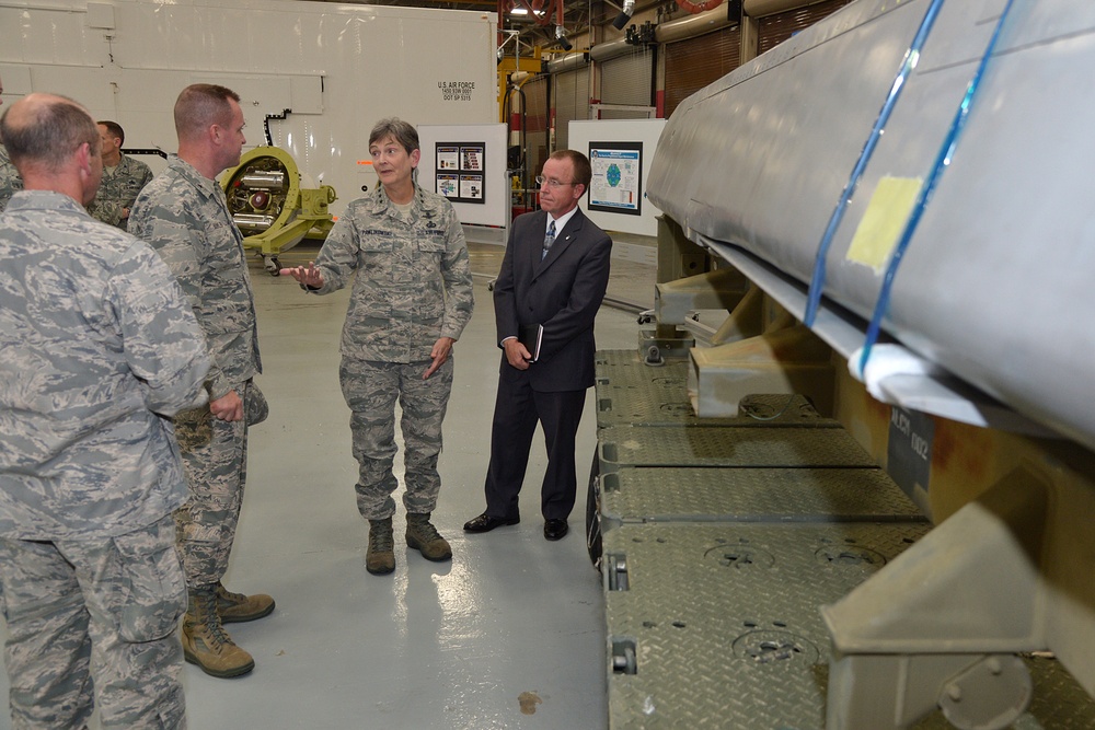 Gen. Ellen Pawlikowski, AFMC/CC visit