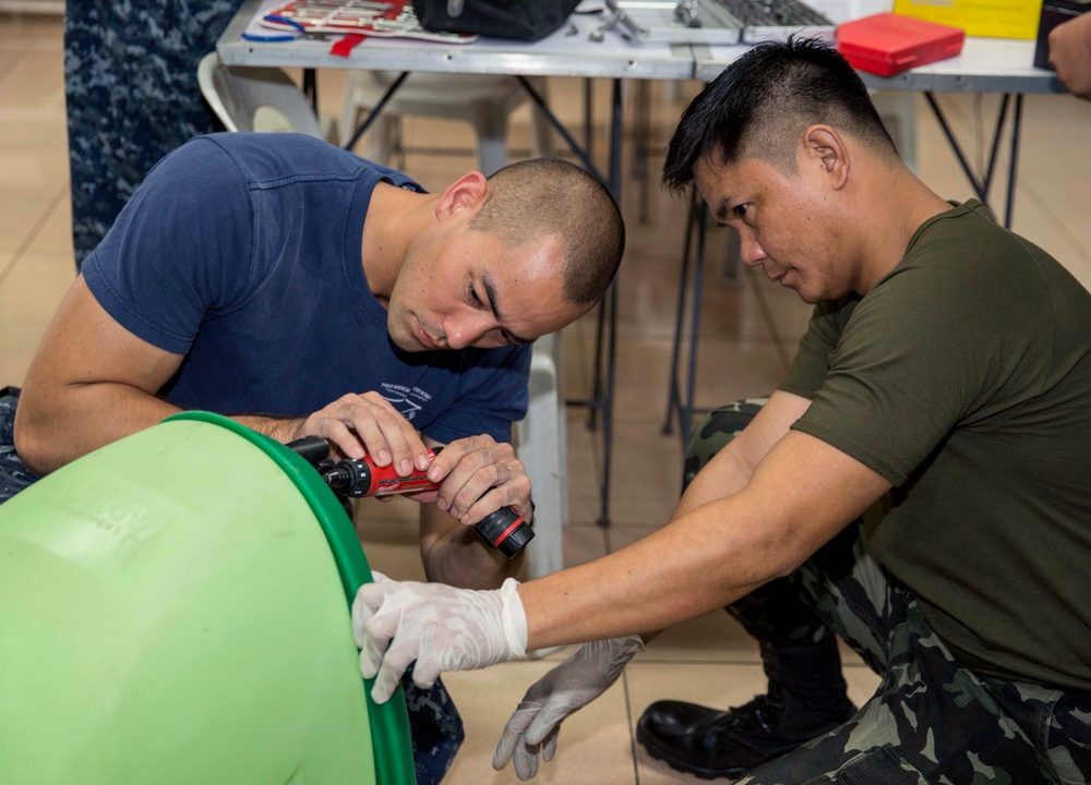 USNS Mercy medical providers engage counterparts in expert exchange in Quezon City