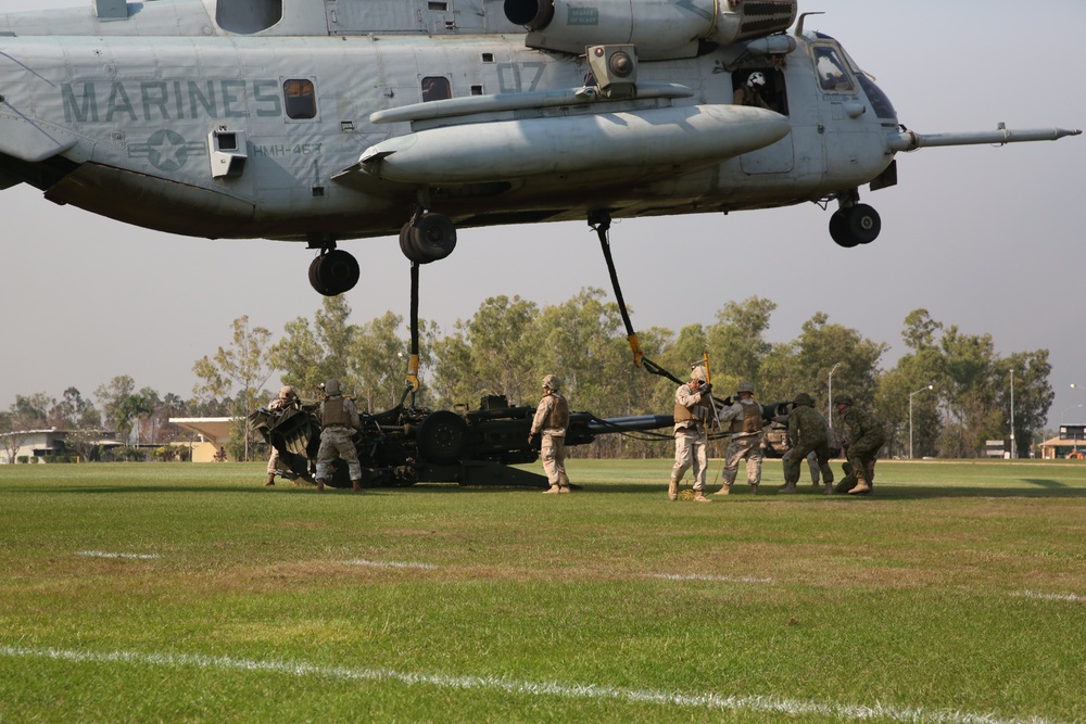 U.S. Marine Corps CH-53E Super Stallion lifts Australian M777 Howitzer