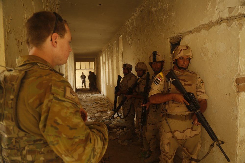 IA soldiers conduct urban operations training