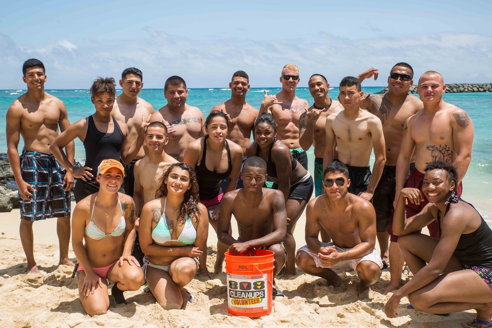 Marines, Sailors conduct amphibious assault on ocean debris