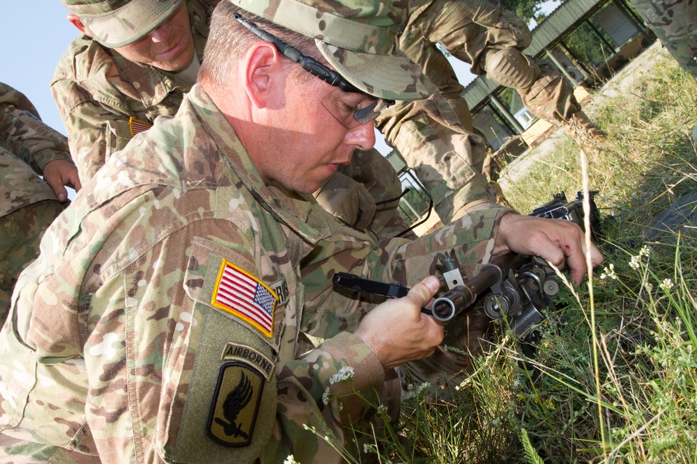 Paratroopers hone weapons skills in Ukraine