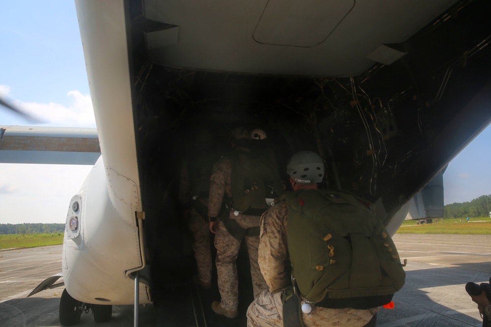 VMM-365, 2nd Recon with 24th MEU team up for paraops training