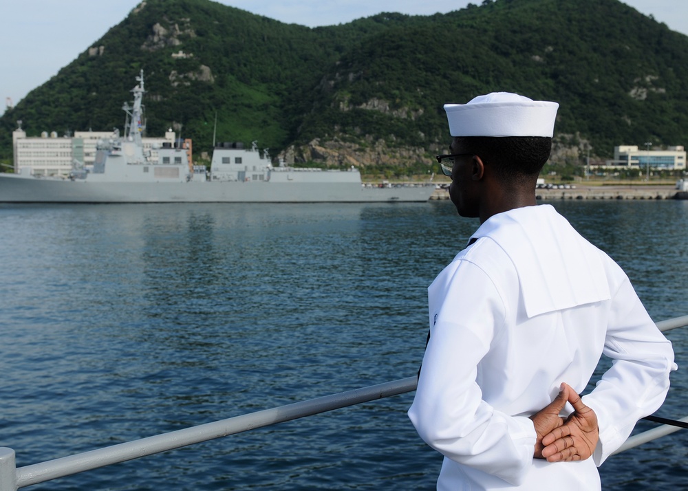 USS Blue Ridge arrives in Busan