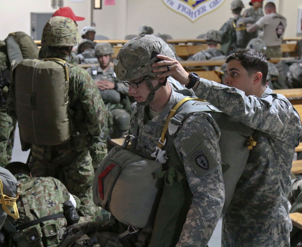 Japan Ground Self-Defense Forces from the 1st Airborne Brigade join 4th Brigade (Airborne), 25th Infantry Division