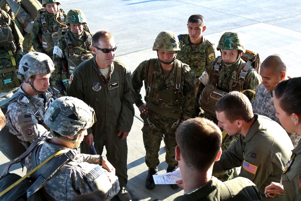 Japan Ground Self-Defense Forces from the 1st Airborne Brigade join 4th Brigade (Airborne), 25th Infantry Division