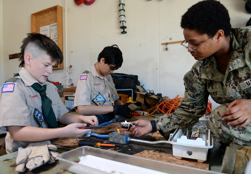Navy Seabees mentor Boy Scouts earning badges