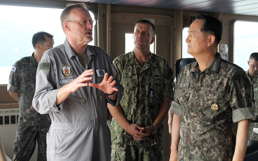 Senior ROK-N official visits USNS Montford Point