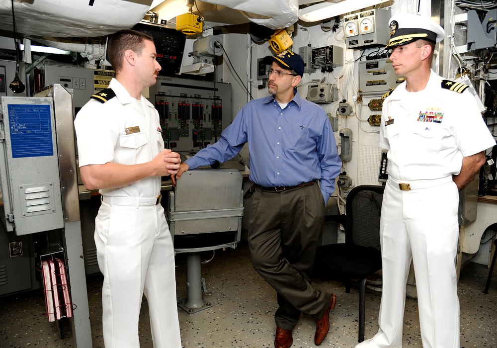 Ambassador Shapiro visiting USS Porter in Haifa, Israel