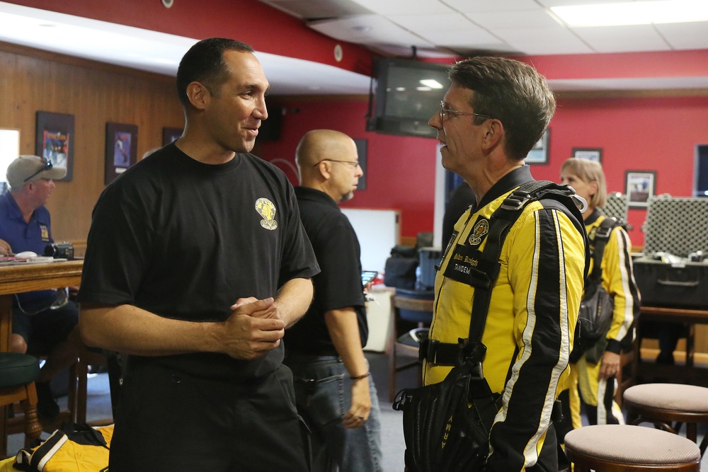 Chicago land mayor meets local resident and US Army 'Golden Knights' commander