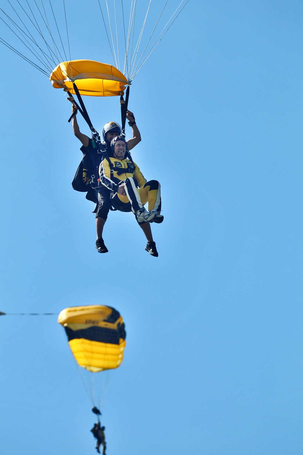 Local Chicago land mayor jumps with US Army 'Golden Knights' parachute team