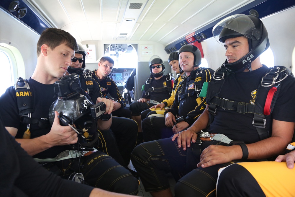 US Army 'Golden Knights' parachute team conducts Tandem Camp in Chicago