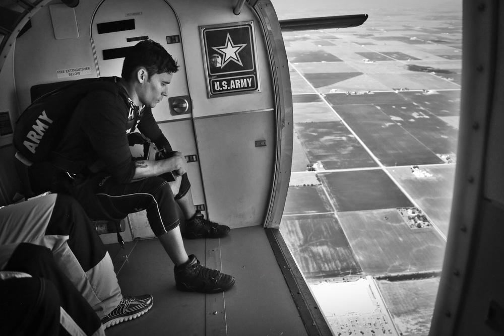 US Army 'Golden Knights' parachute team conducts Tandem Camp in Chicago